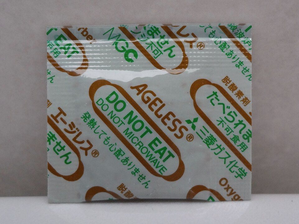 A flat sachet printed in green and brown with the word Ageless, do not eat, do not microwave, and Japanese text