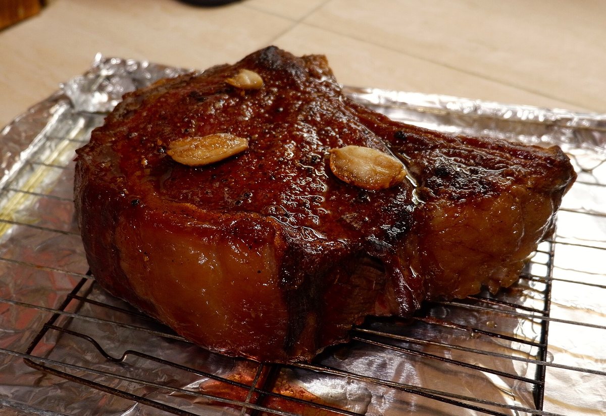 A crust like this is the whole target. Coffee's acid works millimetres deep and the roast compounds land right here, in the browning — which is why a marinade you can taste is a surface treatment, not a deep one