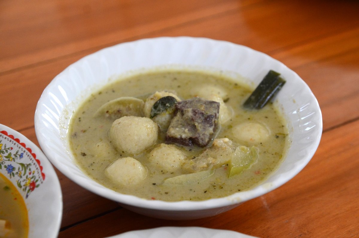 Green curry with fish balls, the common street version