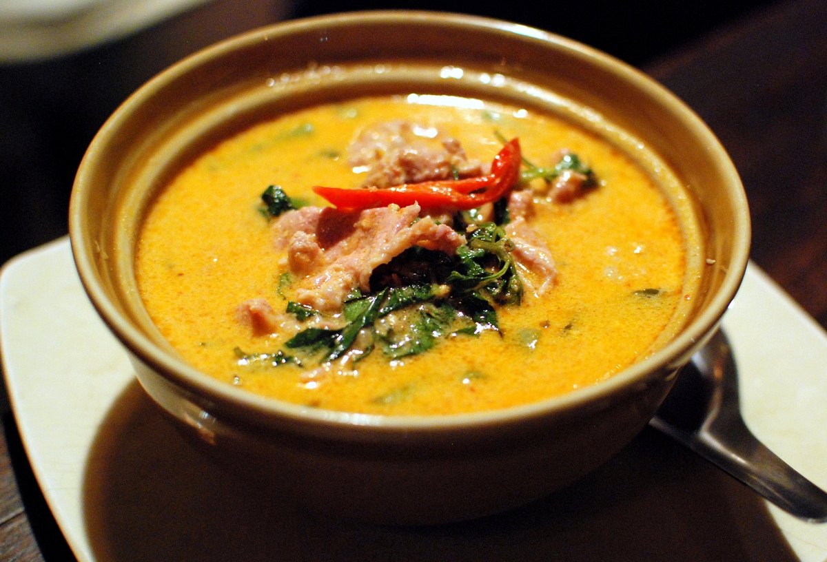 A finished kaeng phet with the coconut oil risen back to the surface — taek man, "the fat breaks out"