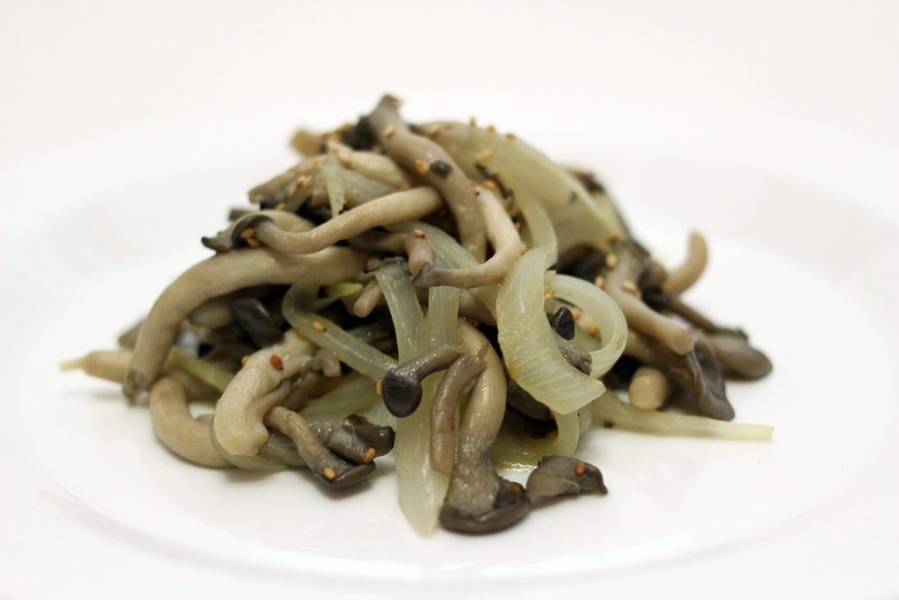 Korean Stir-Fried Oyster Mushrooms (Neutari Beoseot Bokkeum)