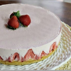Strawberry Frozen Yogurt Pie