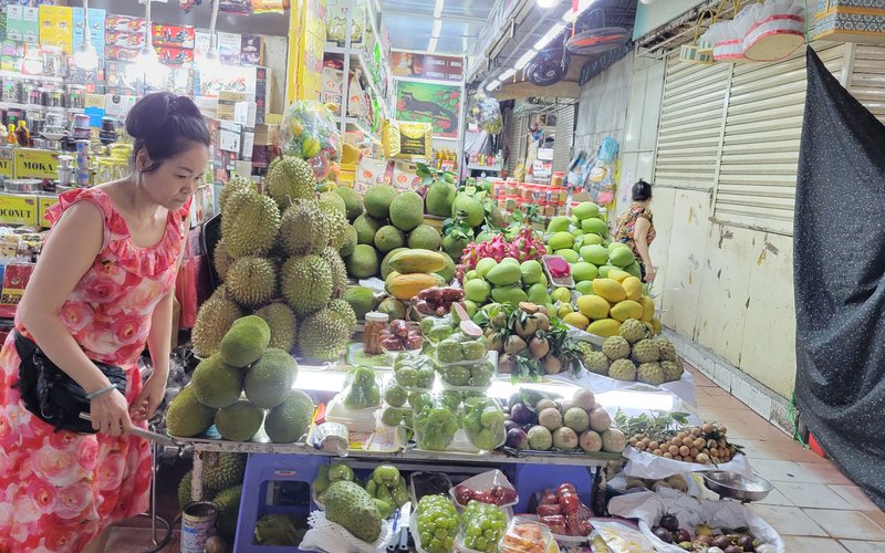 Như Lan, the Market, and the Ice Cream