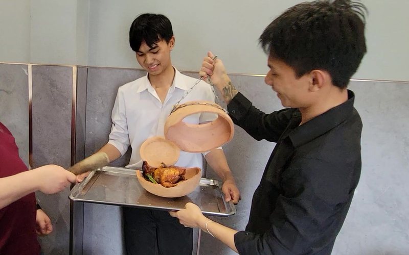 Gà Đập Niêu — the Chicken You Have to Break Out