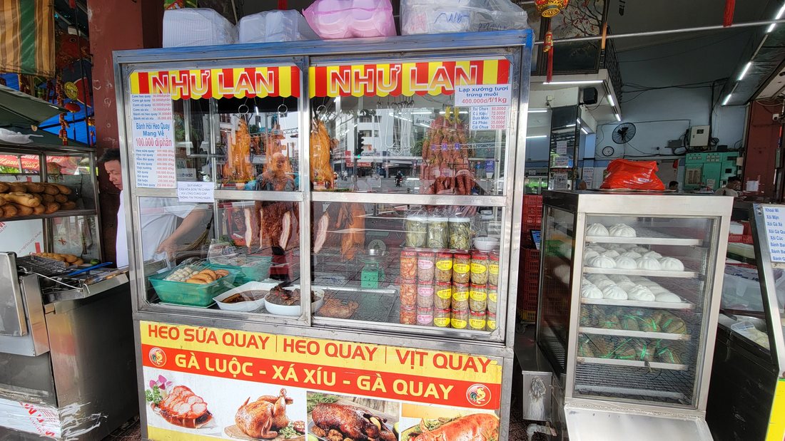The roast case — HEO SỮA QUAY, HEO QUAY, VỊT QUAY, GÀ LUỘC, XÁ XÍU, GÀ QUAY